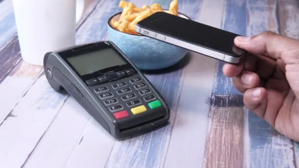 Terminal de pagamento cobrando a partir de um telefone inteligente, pagamento sem contato
. - Filmagem, Vídeo