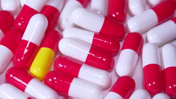 close-up van kleurrijke capsules, gezondheids- en medisch concept  - Video