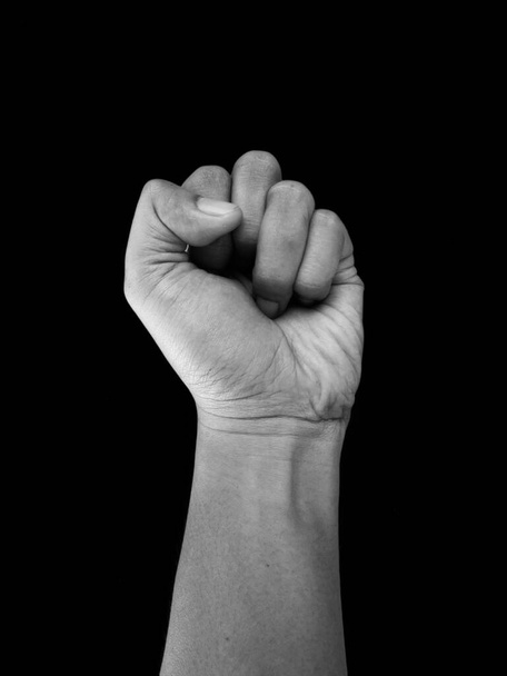 Hand gebaar Clenched vuist omhoog, zwart-wit fotografie - Foto, afbeelding