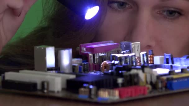 Komputer płyta główna skontrolowana przez technika kobieta z latarką - Materiał filmowy, wideo