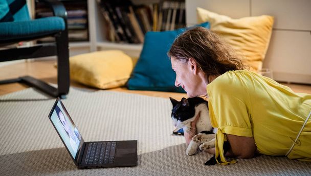 Online video randevusu çifti evden sohbet ediyor - Fotoğraf, Görsel