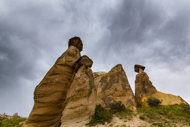 Formações rochosas calcárias sob nuvens de tempestade dramáticas, na Capadócia, Turquia - Foto, Imagem