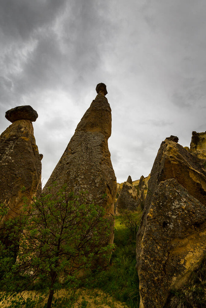 Известняковые скальные образования под сильными грозовыми облаками в Каппадокии, Турция - Фото, изображение