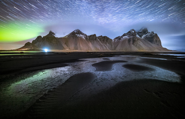 Montagna Vestrahorn con Aurora borealis e sentieri stellari, Stokksnes, Islanda
 - Foto, immagini