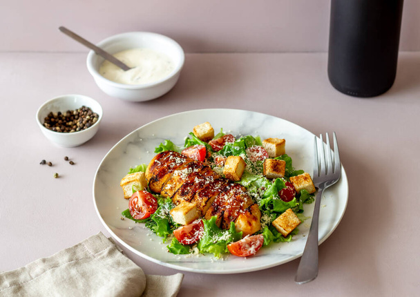 Caesar-Salat mit Huhn. Gesunde Ernährung. Ernährung. Rezepte von nationalen Gerichten - Foto, Bild