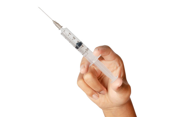 Spuit, medische injectie in de hand, Medicijn plastic vaccinatie apparatuur met naald geïsoleerd op witte achtergrond. knippaden. - Foto, afbeelding