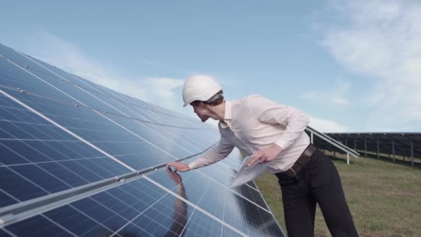 A man is checking the solar power panel at the plant - Video, Çekim
