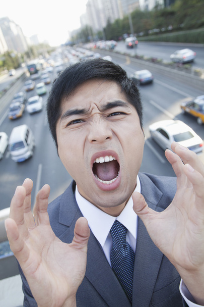 dühös üzletember ordítás autópálya felett - Fotó, kép