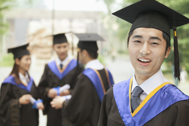 fiatal férfi egyetemi diploma - Fotó, kép
