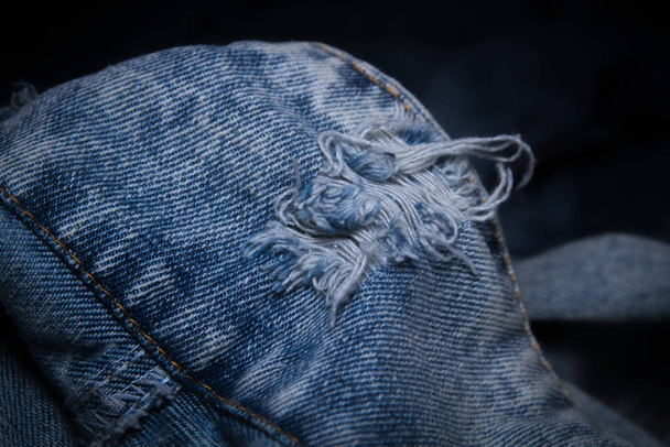 Gros plan tendance populaire déchiré jeans ou jeans en détresse - Photo, image