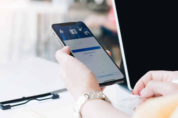 CHIANG MAI, THAILAND - JUL 16, 2019: Facebook közösségi média alkalmazás logó bejelentkezés, regisztráció az iPhone X mobilalkalmazás képernyőjén (10) személyesen, e-kereskedelmi üzletekkel foglalkozva - Fotó, kép
