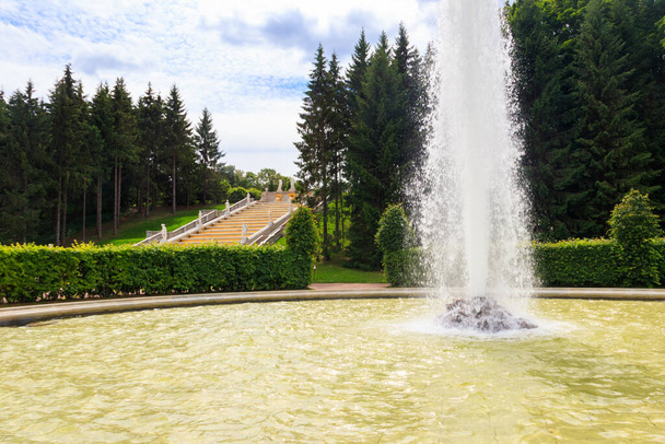 Menagerie-Brunnen im Unteren Park von Peterhof in St. Petersburg, Russland - Foto, Bild