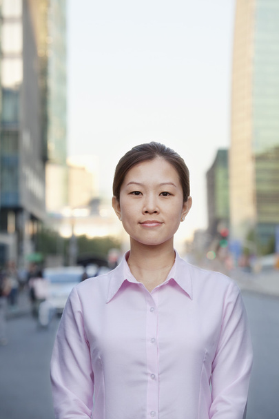 zakenvrouw buiten in Peking - Foto, afbeelding