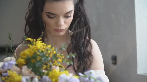 κορίτσι με ένα μπουκέτο λουλούδια - Πλάνα, βίντεο