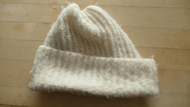 cappello in maglia di lana bianca per donna
 - Foto, immagini