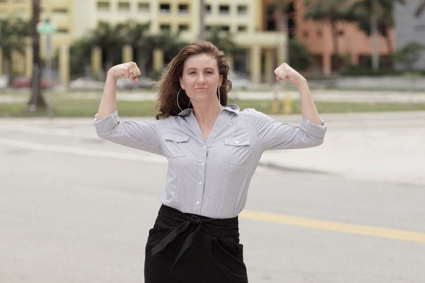 Femme d'affaires fléchissant ses muscles
 - Photo, image