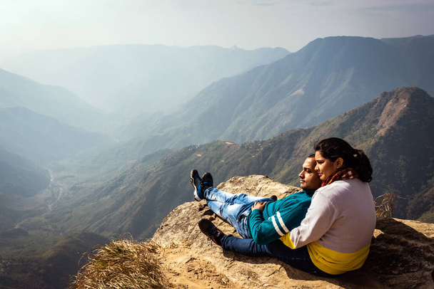 ζευγάρι που παρακολουθεί την όμορφη οροσειρά από την άκρη του βουνού Η εικόνα λαμβάνεται στο latilum peak shillong meghalaya india. Αυτό ονομάζεται επίσης το μεγάλο φαράγγι του Shillong. - Φωτογραφία, εικόνα