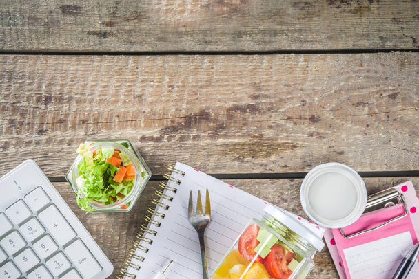 Здоровый обед в офисе. Веганский овощной салат в стеклянных банках, с нарезанными свежими овощами. Детоксикация, сырое питание и нулевые отходы. - Фото, изображение