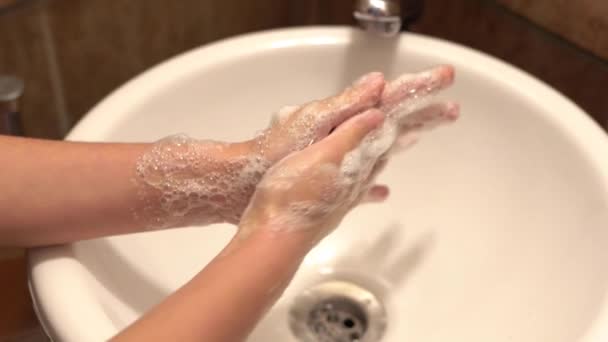 Κορίτσι πλένει τα χέρια της τρίβοντας τα δάχτυλά της ως πρόληψη πανδημίας του Coronavirus - Πλάνα, βίντεο