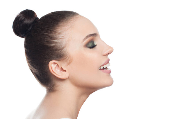 Krásná dokonalá žena lázeňský model usmívá izolované na bílém pozadí. Krásná tvář, profil - Fotografie, Obrázek