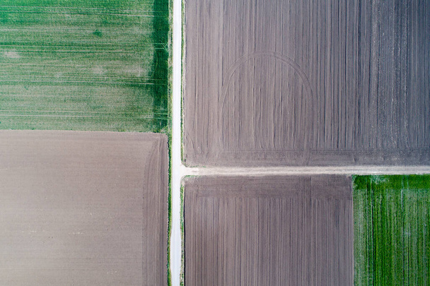 Letecký snímek zemědělského pole s různými kulturami a barvami v geometrickém tvaru - Fotografie, Obrázek