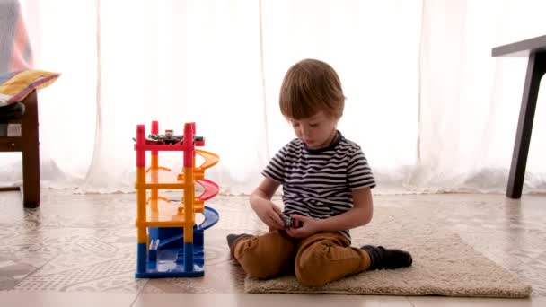 Хлопчик грає вдома сам іграшковий автомобіль
 - Кадри, відео