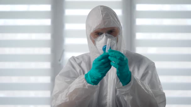 Pandemic Covid-19. The doctor of the infectious disease examines the test test for the virus. - Materiał filmowy, wideo