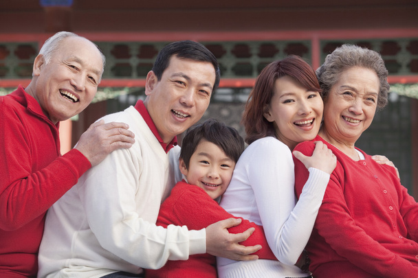 multi generatie familie in traditionele chinese binnenplaats - Foto, afbeelding
