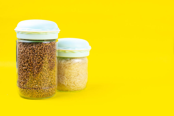 A karantén-izolálási időszak élelmiszerkészlete sárga alapon. Rizs és hajdina. Ételszállítás, adomány. Másolótér - Fotó, kép