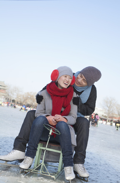 Giovane coppia pattinaggio su ghiaccio
 - Foto, immagini