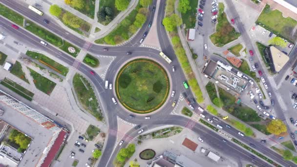 Luftaufnahme des Kreisverkehrs am Kreuz der Tschornowola- und Lypynskogo-Straße von der Drohne - Filmmaterial, Video