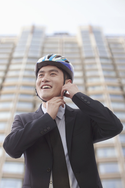 Podnikatel nasazuje cyklistickou helmu - Fotografie, Obrázek