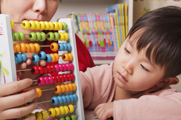abacus játszó fiú - Fotó, kép