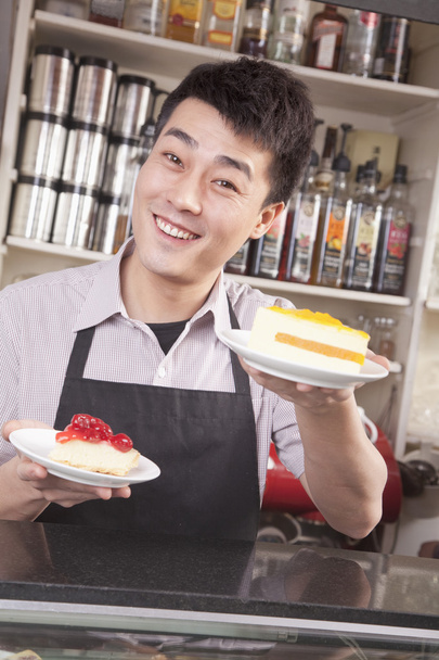 Barista que serve cheesecake
 - Foto, Imagem