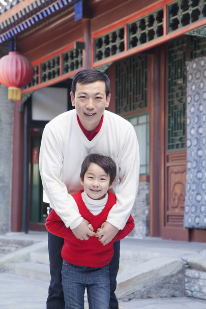 Padre e hijo por una tradición edificio chino
 - Foto, imagen