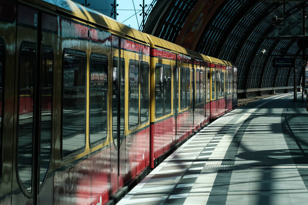 Берлин, Германия - апрель 2020: поезд S-Bahn на станции Эмтти (Hauptbahnf) в Берлине
 - Фото, изображение
