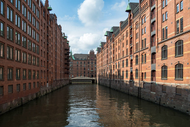 Hamburg, Almanya 'da Speicherstadt ilçesine bağlı tarihi depolar - Fotoğraf, Görsel