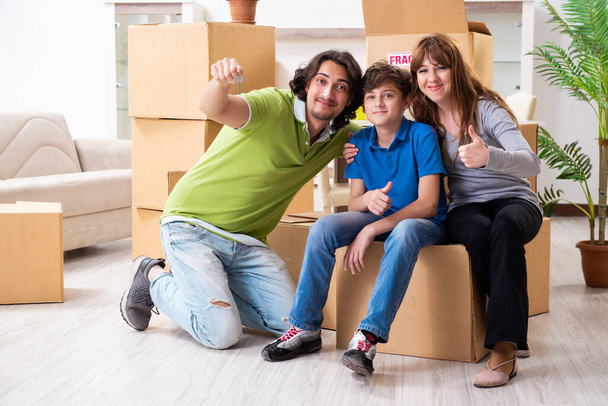Nuori perhe muuttamassa uuteen asuntoon - Valokuva, kuva