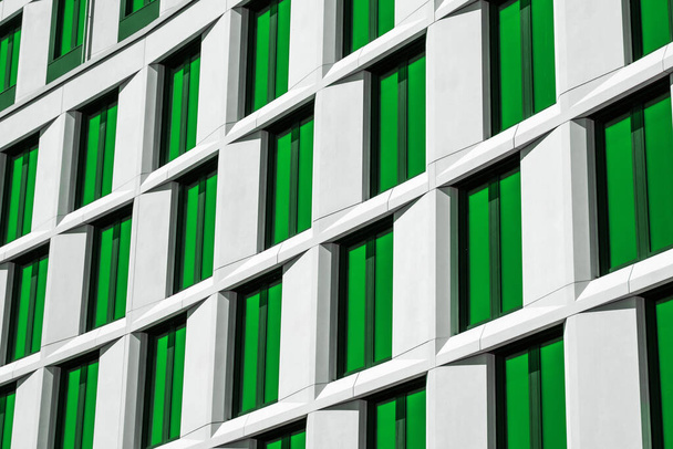 μοντέρνα πρόσοψη κτιρίου, παράθυρα με πράσινες αποχρώσεις   - Φωτογραφία, εικόνα