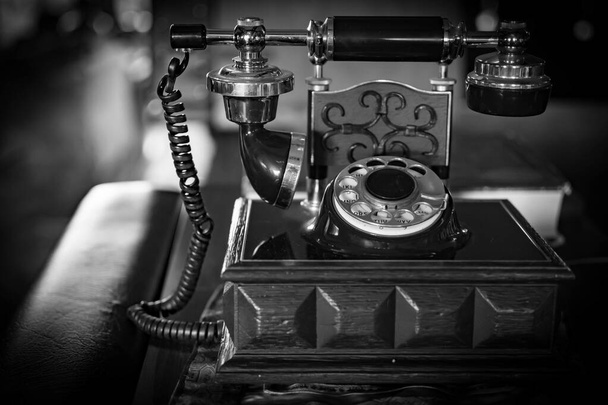 Zwart-wit Vintage houten telefoon. Ouderwetse telefoon - Foto, afbeelding