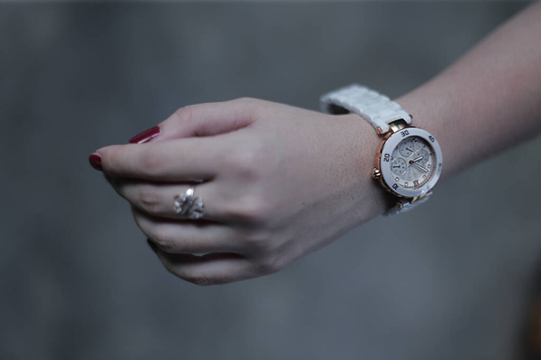 meisje hand accessoires horloge. vrouwen handhorloge - Foto, afbeelding