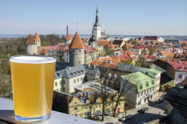 Veduta di vetro di birra leggera con sfondo del centro storico di Tallinn, Estonia
 - Foto, immagini