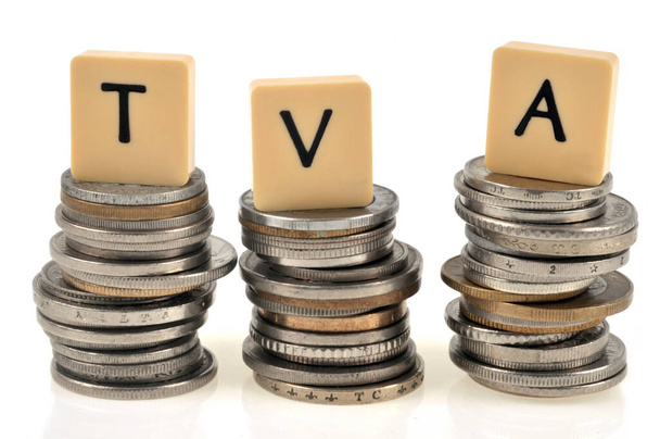 Concepto de IVA con pilas de monedas sobre fondo blanco
 - Foto, imagen