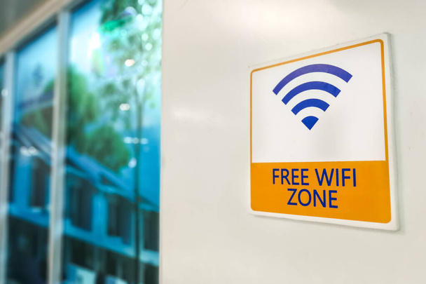Free Wifi Zone λεκτική σήμανση σε δημόσιο χώρο για την ευκολία του προστάτη - Φωτογραφία, εικόνα