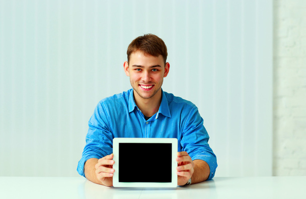 Business man with tablet computer - Foto, afbeelding