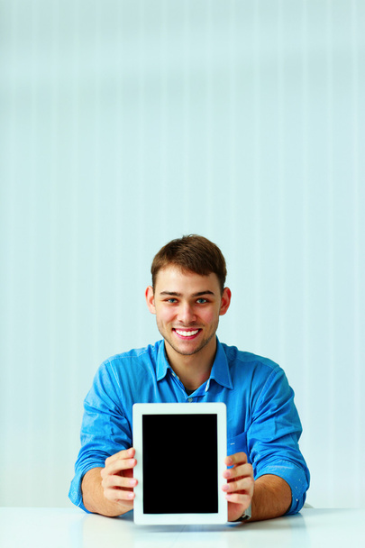 Business man with tablet computer - Фото, зображення