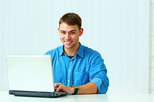 Business man with laptop - Fotó, kép