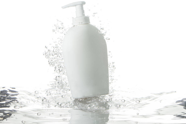 дозатор жидкого мыла и пузырьки над волнистой водой
 - Фото, изображение