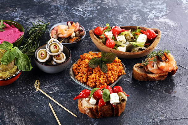 Antipasti Vorspeise Paprikaschoten gefüllt mit Weichkäse-Feta, Oliven mit Öl. Meeresfrüchte und Sardellen mit Oliven und getrockneten Tomaten. Italienisches Mittelmeer - Foto, Bild