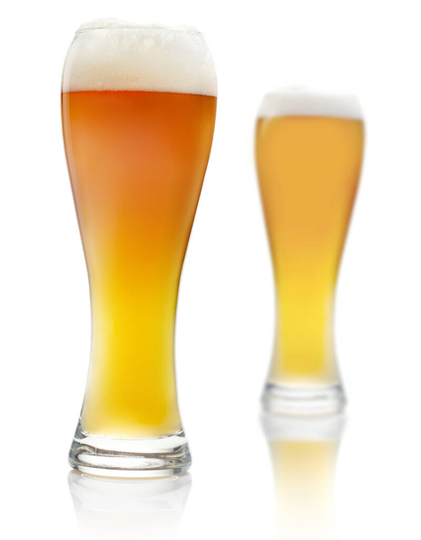 dwie szklanki piwa odizolowane na białym tle - Zdjęcie, obraz